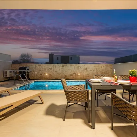 Seaview Twin Royal With Heated Pool, Jacuzzi And Sauna 别墅