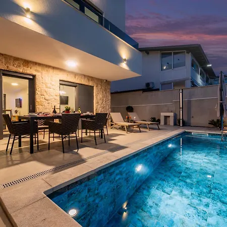 Seaview Twin Royal With Heated Pool, Jacuzzi And Sauna 别墅 普利拉卡