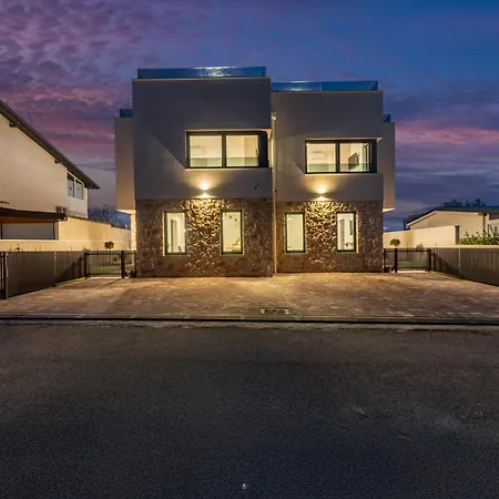 Seaview Twin Royal With Heated Pool, Jacuzzi And Sauna 别墅 普利拉卡