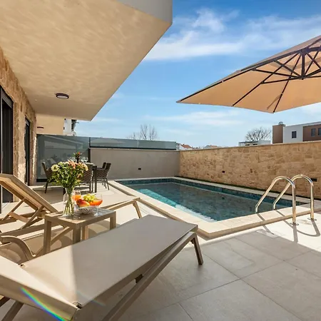 Seaview Twin Royal With Heated Pool, Jacuzzi And Sauna