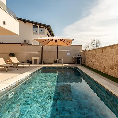 Seaview Twin Royal With Heated Pool, Jacuzzi And Sauna *