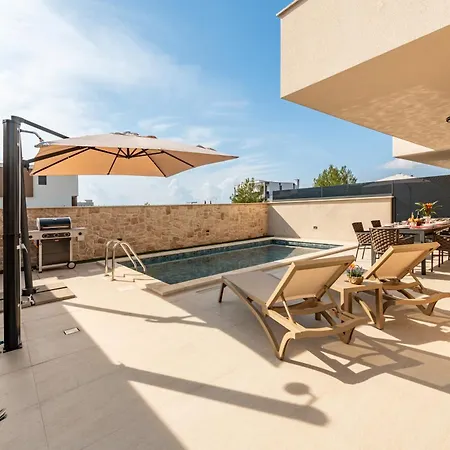 Seaview Twin Royal With Heated Pool, Jacuzzi And Sauna Villa