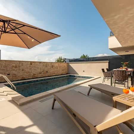 Seaview Twin Royal With Heated Pool, Jacuzzi And Sauna *