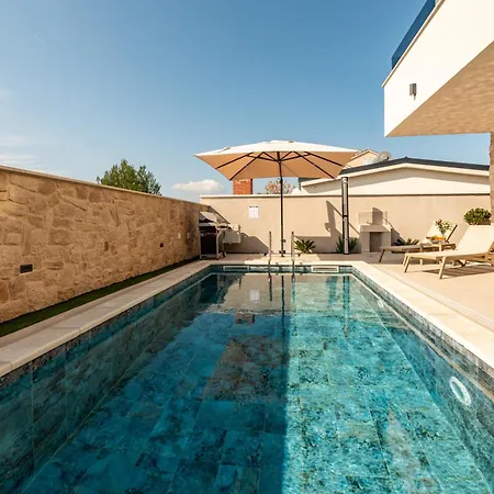 Seaview Twin Royal With Heated Pool, Jacuzzi And Sauna Villa
