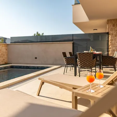 Seaview Twin Royal With Heated Pool, Jacuzzi And Sauna