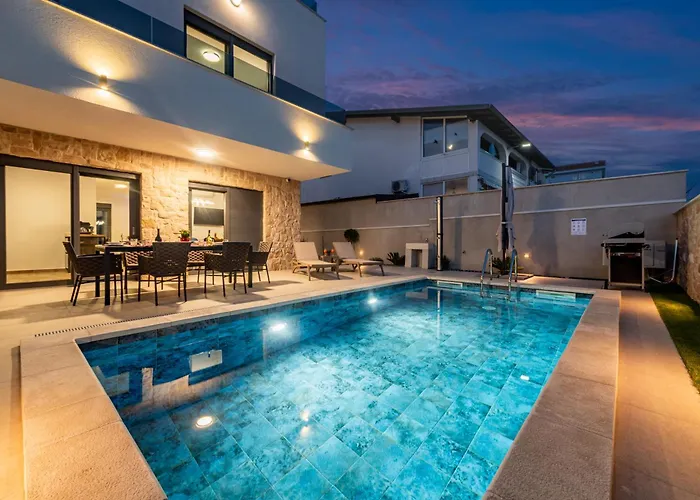 Twin Royal Sabunike Villa *